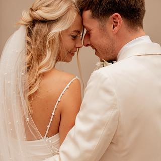 De 3 meest gestelde vragen die ik van bruidsparen krijg 💌✨

OKE JAAA, eerlijk… de topvraag is natuurlijk altijd: “Is onze datum nog beschikbaar?!” 😅 Maar als dat goed zit, volgt de rest vaak vanzelf 💫

1️⃣ Hoe snel ontvangen we onze foto’s? 
Binnen 48 uur ontvangen jullie een preview ✨ En binnen 8 weken ontvangen jullie alle beelden zorgvuldig nabewerkt in de allerbeste kwaliteit op een gepersonaliseerde USB-stick. Zo kunnen jullie snel nagenieten en weten jullie zeker dat de herinneringen prachtig bewaard blijven 🤍

2️⃣ Hoe zorg ik ervoor dat de beelden jullie telkens weer terugbrengen naar die allermooiste dag? 
Door niet te kijken naar wat “hoort”, maar naar wie jullie zijn 💕 Jullie verhaal, jullie energie, jullie manier van liefhebben. Daar begint alles ✨

3️⃣ Wat als er iets anders loopt dan gepland? 
Geen zorgen 🌿 Een bruiloft leeft en verandert continu. Ik ben flexibel en voorbereid, zodat jullie foto’s altijd het volledige verhaal vertellen, ongeacht onverwachte momenten… zoals het heerlijke Nederlandse weer 😉

Ik zit midden in de kennismakingen voor het aankomende trouwseizoen en heb nog plek voor 💥 3 bruiloften 💥 dit jaar 🤍 

Verloofd? En ben ik nog beschikbaar op jullie datum? Check direct via DM 🔥

Laten we kennismaken met een heerlijk bakje koffie ☕ Ik ontmoet jullie graag en denk mee over hoe jullie dag perfect op beeld komt 📸

NIKS MOET, ALLES MAG ✨

Swipe om de beelden te bekijken die dit lieve stel binnen 8 weken ontving 🤩