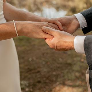 Februari staat bij mij altijd in het teken van liefde en bruiloften 💌✨

Ga je trouwen in 2026? De eerste maanden zitten al vol, maar met een beetje geluk ben ik nog beschikbaar op jullie favoriete datum. Ik heb nog plek voor 2 bruiloften 🤍📸

Plan vrijblijvend een kennismaking en laten we kijken of ik jullie dag mag vastleggen 💌✨