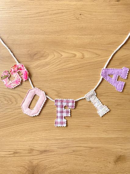 Stoffen naamslinger letters